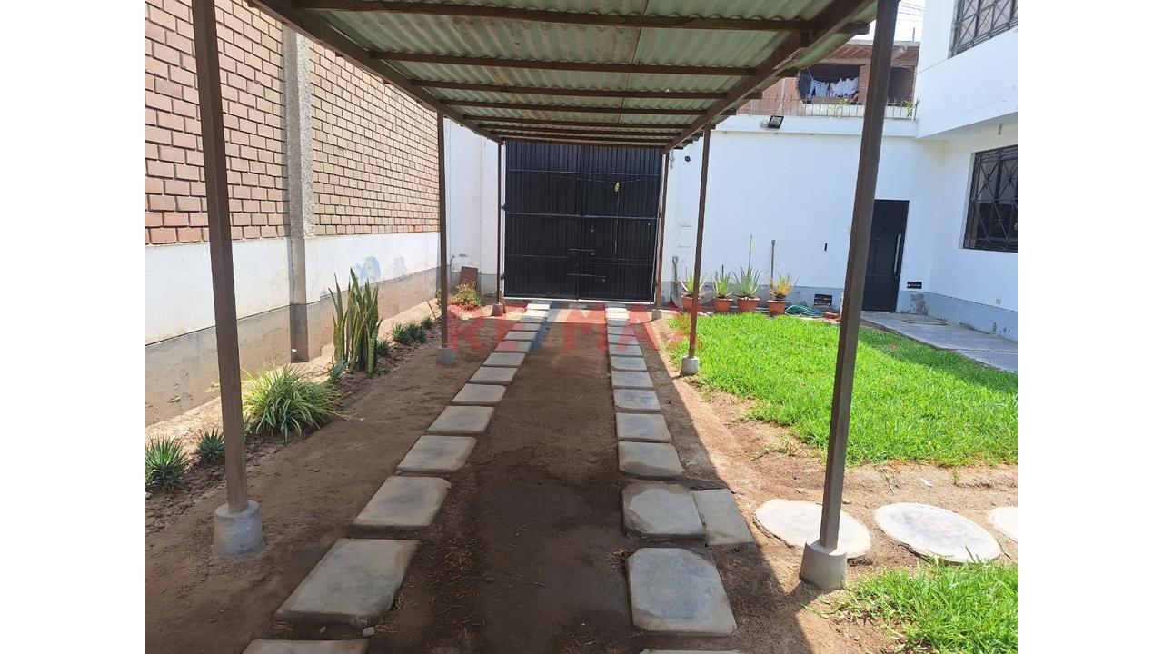 Se Vende Palacio De 4 Pisos Con Piscina En Puente Piedra - 9
