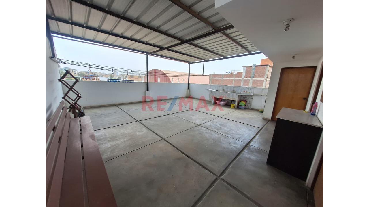 Se Vende Palacio De 4 Pisos Con Piscina En Puente Piedra — foto 5