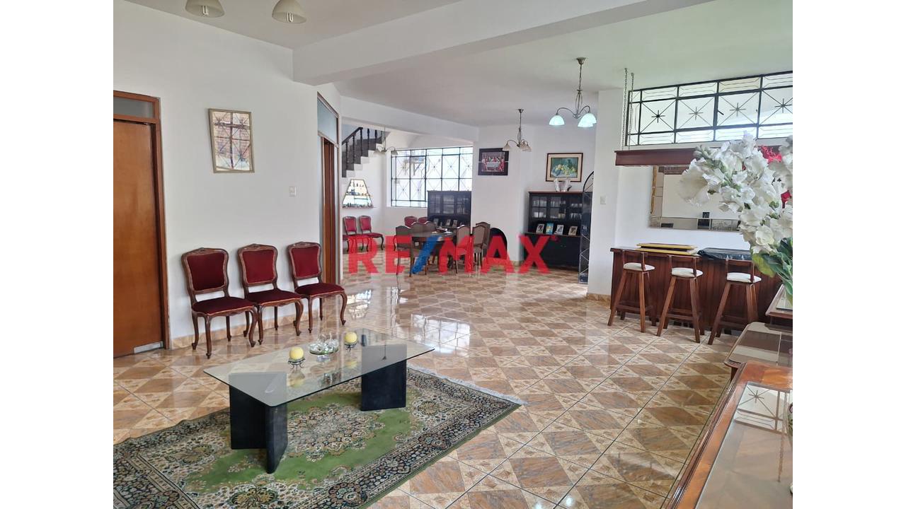 Se Vende Palacio De 4 Pisos Con Piscina En Puente Piedra - 1