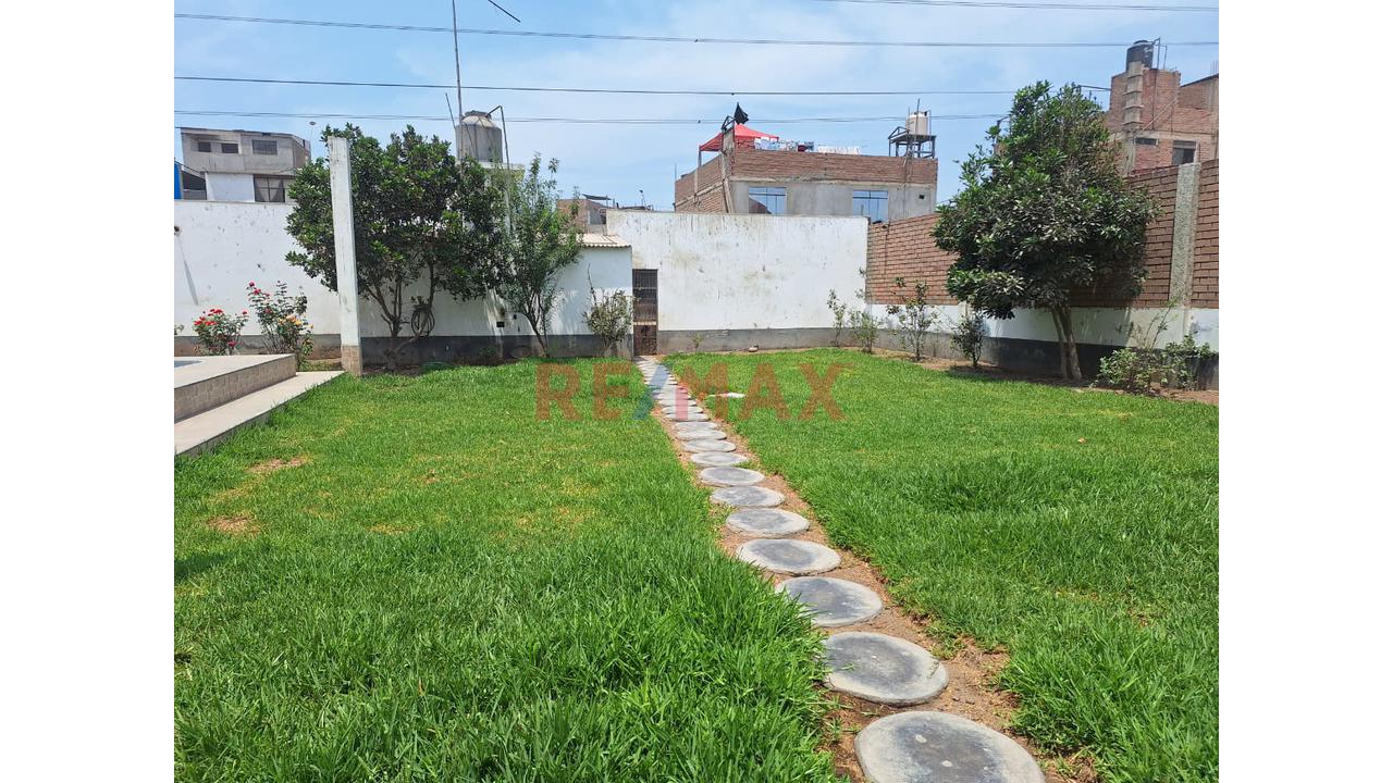 Se Vende Palacio De 4 Pisos Con Piscina En Puente Piedra - 3