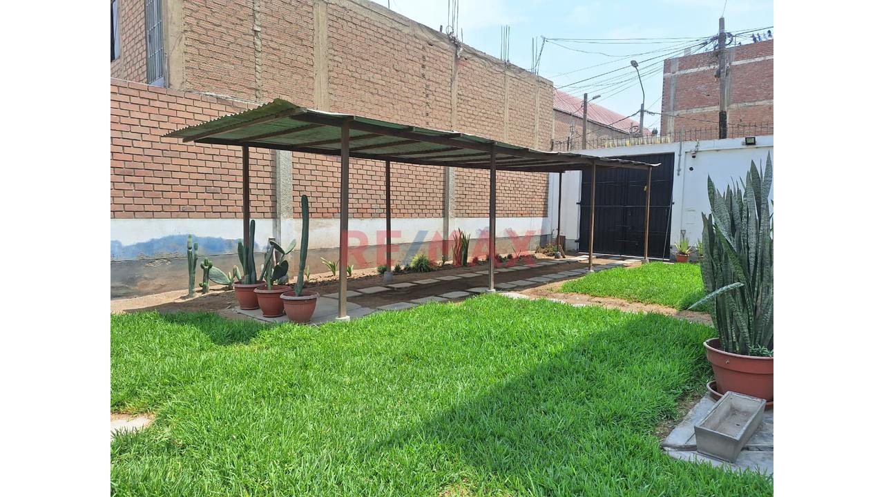 Se Vende Palacio De 4 Pisos Con Piscina En Puente Piedra — foto 11