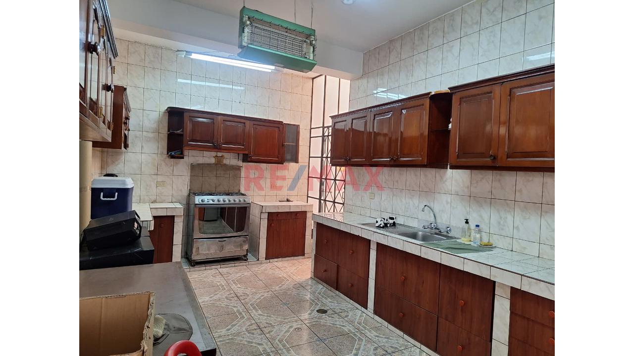 Se Vende Palacio De 4 Pisos Con Piscina En Puente Piedra - 7