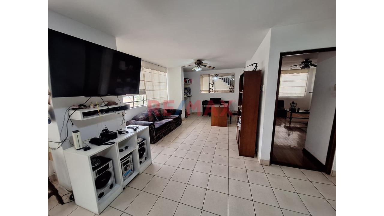 Se Vende Palacio De 4 Pisos Con Piscina En Puente Piedra — foto 2