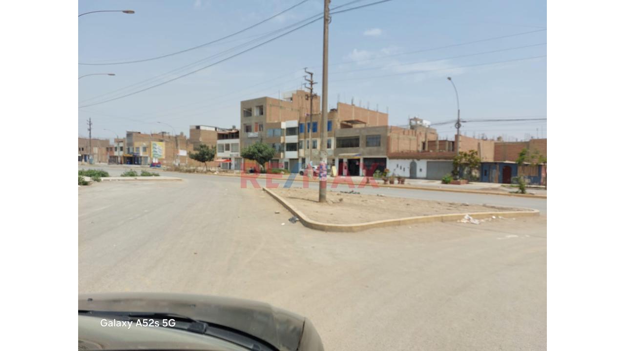Increible Oferta Urb San Pedro  !!!! 240 M2 En Avenida Comercial Dos Terrenos En Venta A Precio De Ocasion!!!!! Puente Piedra Carabayllo — foto 2