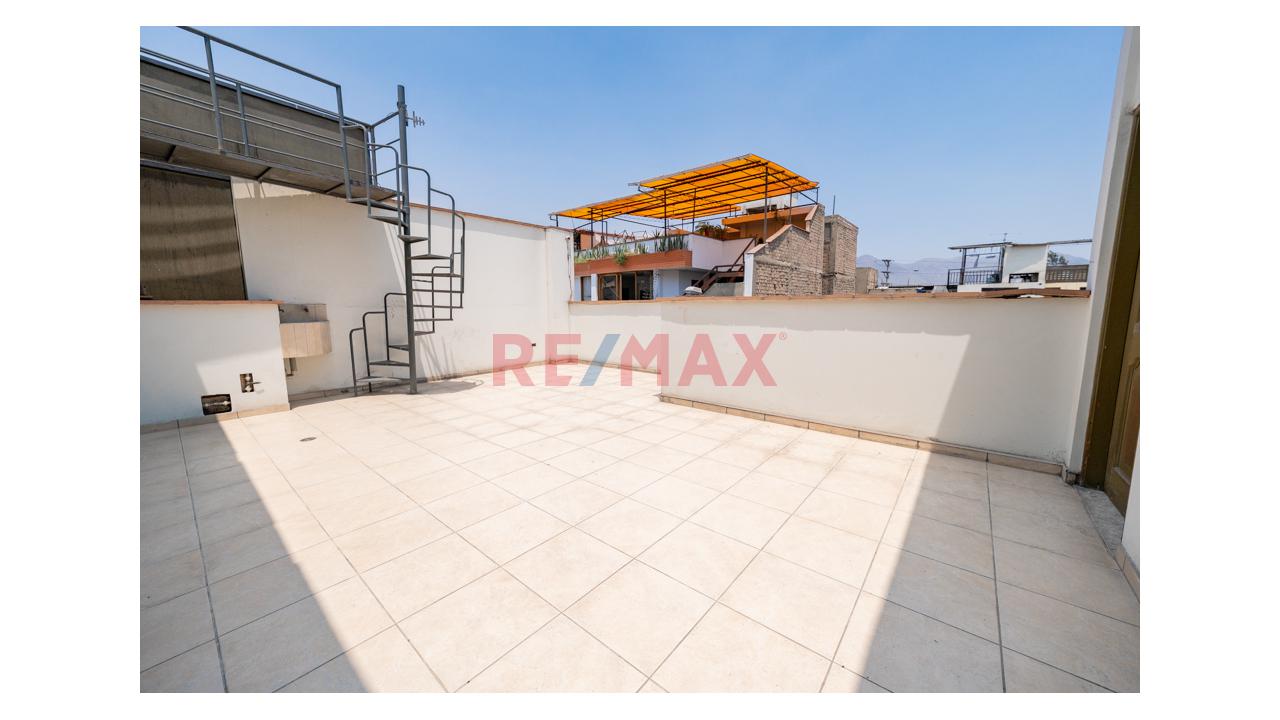 Vendo Hermosa Y Amplia Casa En La Molina 🏡🏡 - 17
