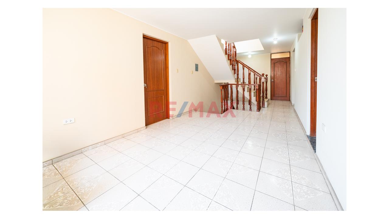 Vendo Hermosa Y Amplia Casa En La Molina 🏡🏡 - 12