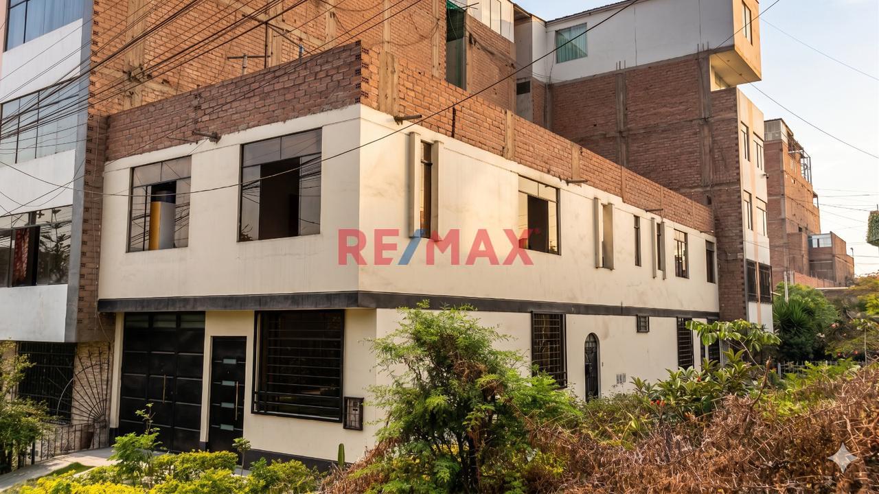 Oportunidad En Ate: Casa  Rebajada A Us$ 249,000.00 De 2 Pisos Con Azotea Y Proyección Para 5 Pisos (Negociable)