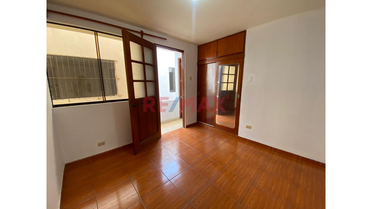 Venta De Casa De 3 Pisos Con Departamento Independiente - San Juan De Miraflores - 2