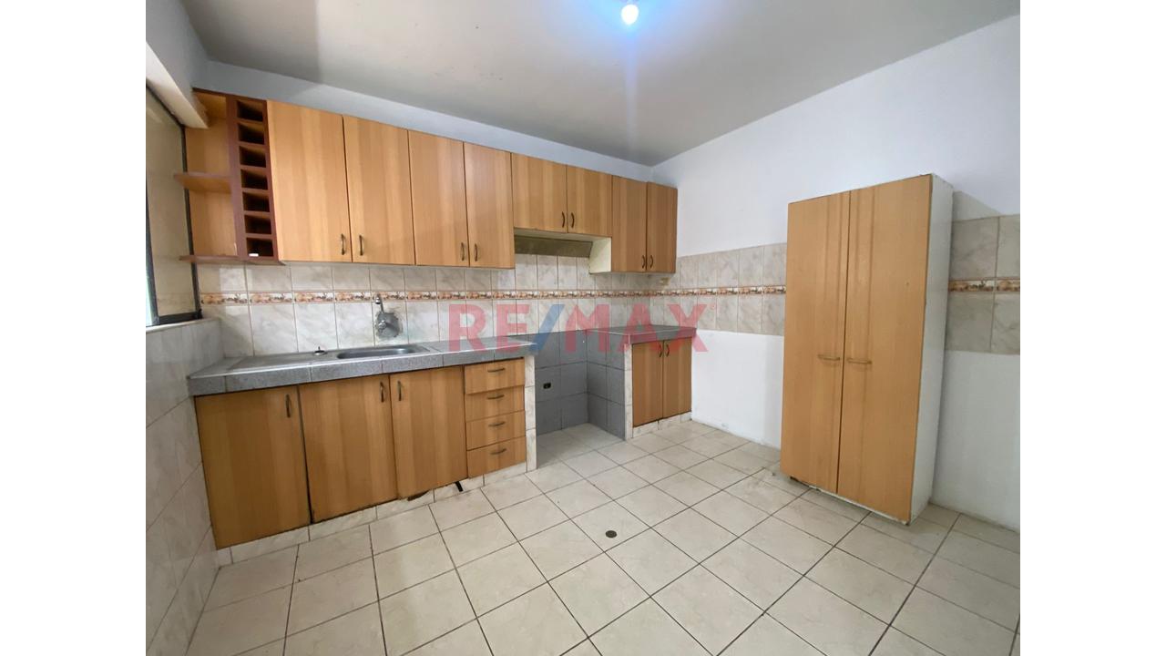 Venta De Casa De 3 Pisos Con Departamento Independiente - San Juan De Miraflores - 3
