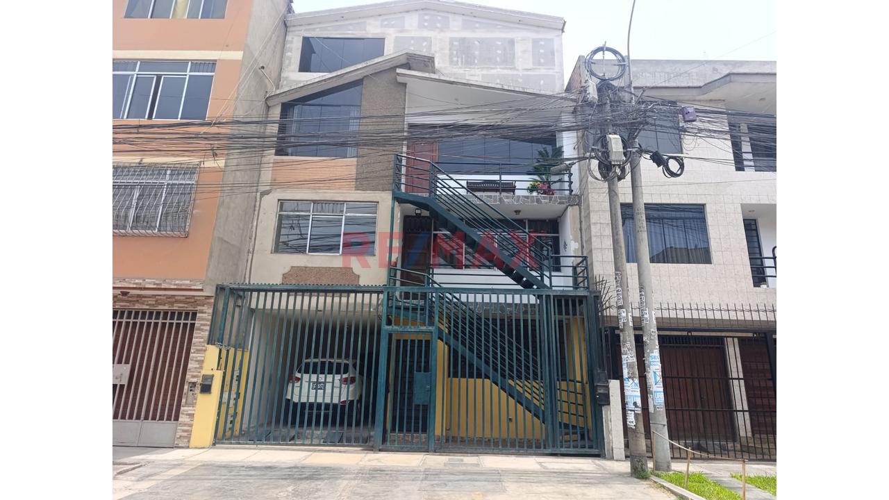 Amplio Departamento De 107 M² Frente A Parque – Los Olivos - 2