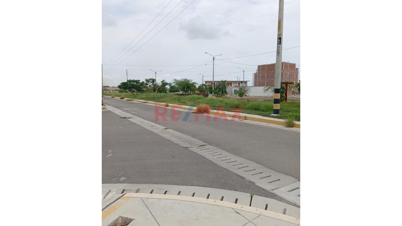El Terreno En Esquina Que Esperabas Encontrar En La Urb. Las Palmeras - 5