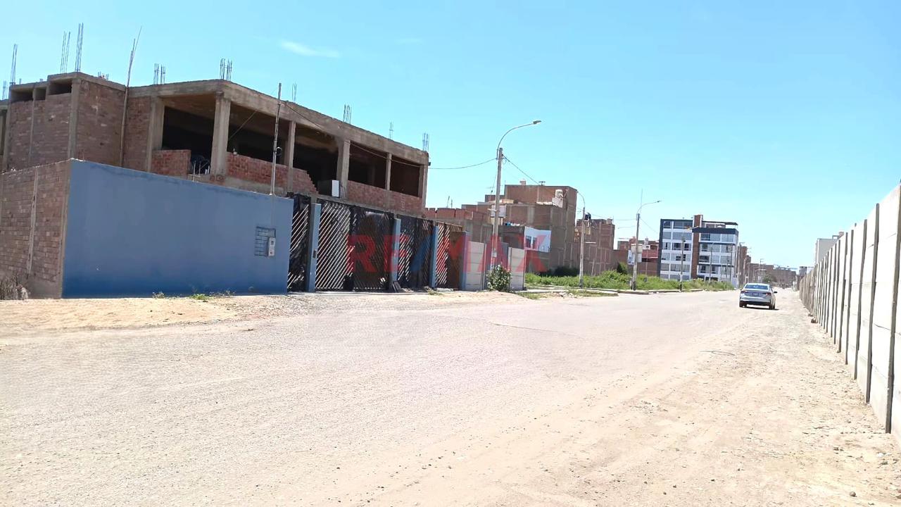 Excelente Terreno En Venta En La Exclusiva Urb. Villa Del Norte - Con Doble Frente - Accesos Independientes - 3