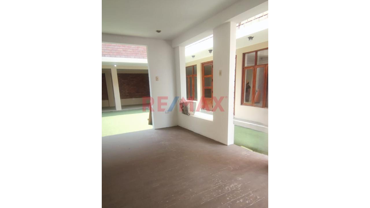 Casa En Huampaní – 320 M² De Terreno | 470 M² Construidos | 10 Dormitorios - 5
