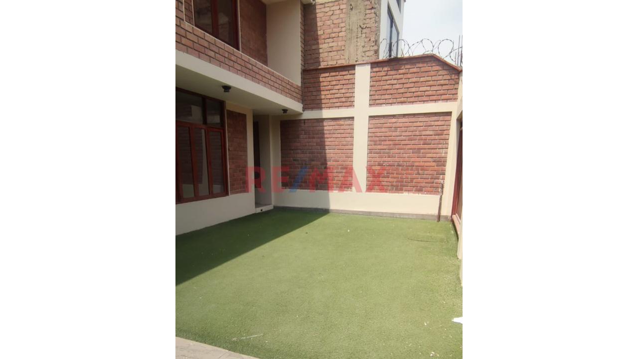 Casa En Huampaní – 320 M² De Terreno | 470 M² Construidos | 10 Dormitorios - 3