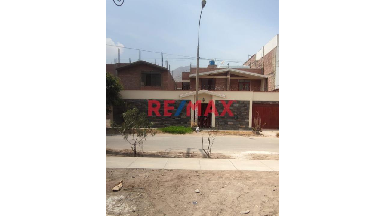 Casa En Huampaní – 320 M² De Terreno | 470 M² Construidos | 10 Dormitorios - 1