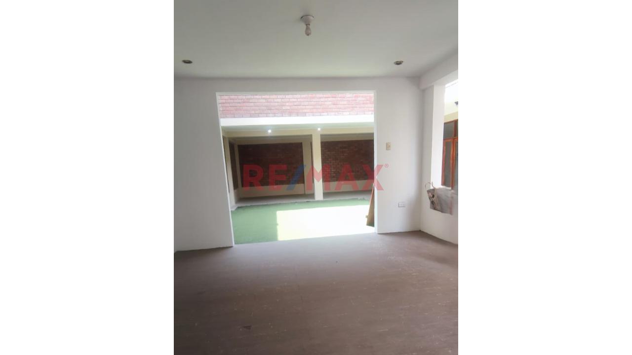 Casa En Huampaní – 320 M² De Terreno | 470 M² Construidos | 10 Dormitorios - 6