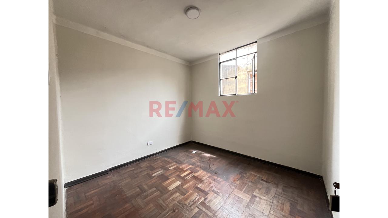 Departamento En Venta 2Do Piso Con Aires E Ingreso Independiente Cerca A Av. Grau — foto 9
