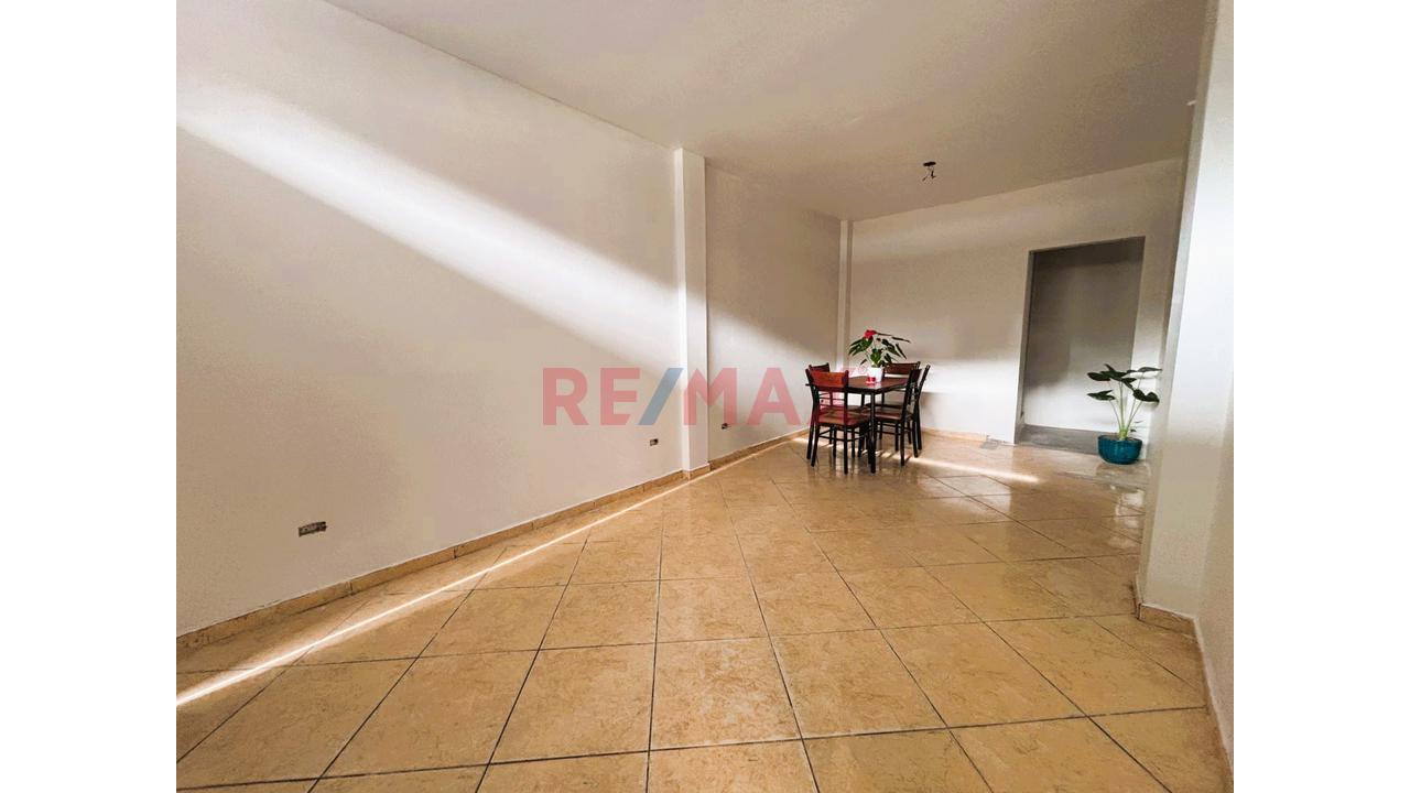 En Venta Casa De 2 Pisos Con Estructura Para 3 + Azotea – Ubicación Estratégica, Ambientes Renovados – Gran Potencial Familiar O Comercial. — foto 2