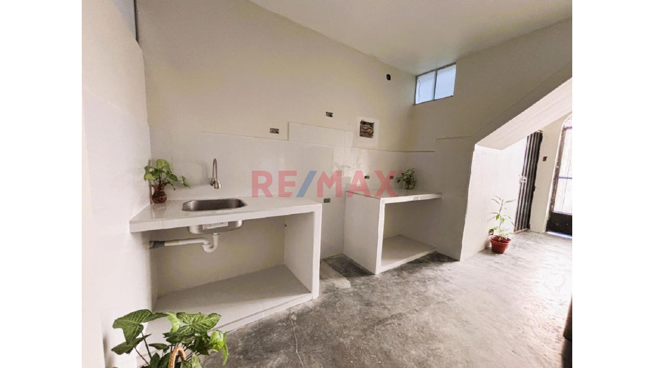 En Venta Casa De 2 Pisos Con Estructura Para 3 + Azotea – Ubicación Estratégica, Ambientes Renovados – Gran Potencial Familiar O Comercial. — foto 6