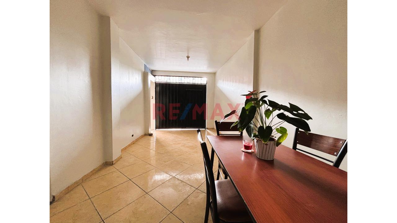 En Venta Casa De 2 Pisos Con Estructura Para 3 + Azotea – Ubicación Estratégica, Ambientes Renovados – Gran Potencial Familiar O Comercial. — foto 3