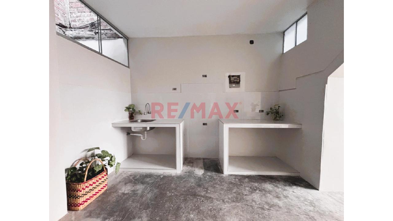 En Venta Casa De 2 Pisos Con Estructura Para 3 + Azotea – Ubicación Estratégica, Ambientes Renovados – Gran Potencial Familiar O Comercial. — foto 4