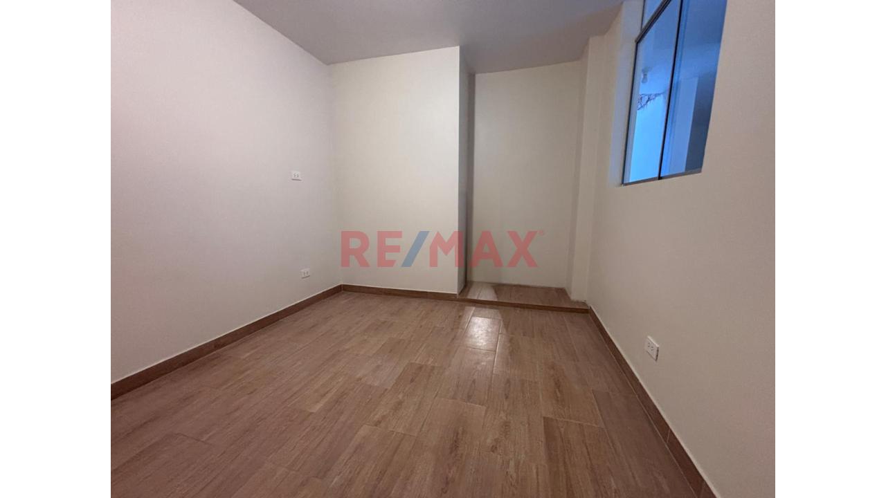 En Venta Casa De 2 Pisos Con Estructura Para 3 + Azotea – Ubicación Estratégica, Ambientes Renovados – Gran Potencial Familiar O Comercial. — foto 7
