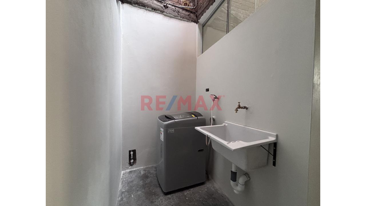 En Venta Casa De 2 Pisos Con Estructura Para 3 + Azotea – Ubicación Estratégica, Ambientes Renovados – Gran Potencial Familiar O Comercial. — foto 11