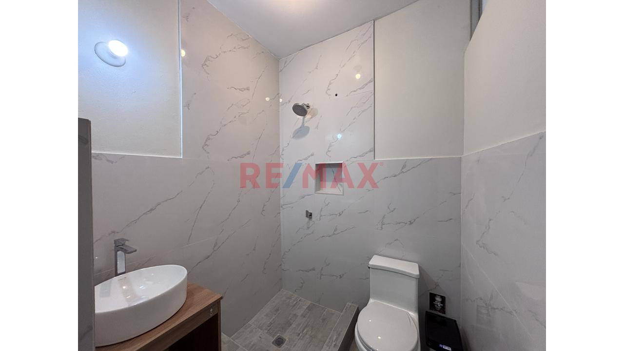 En Venta Casa De 2 Pisos Con Estructura Para 3 + Azotea – Ubicación Estratégica, Ambientes Renovados – Gran Potencial Familiar O Comercial. — foto 9