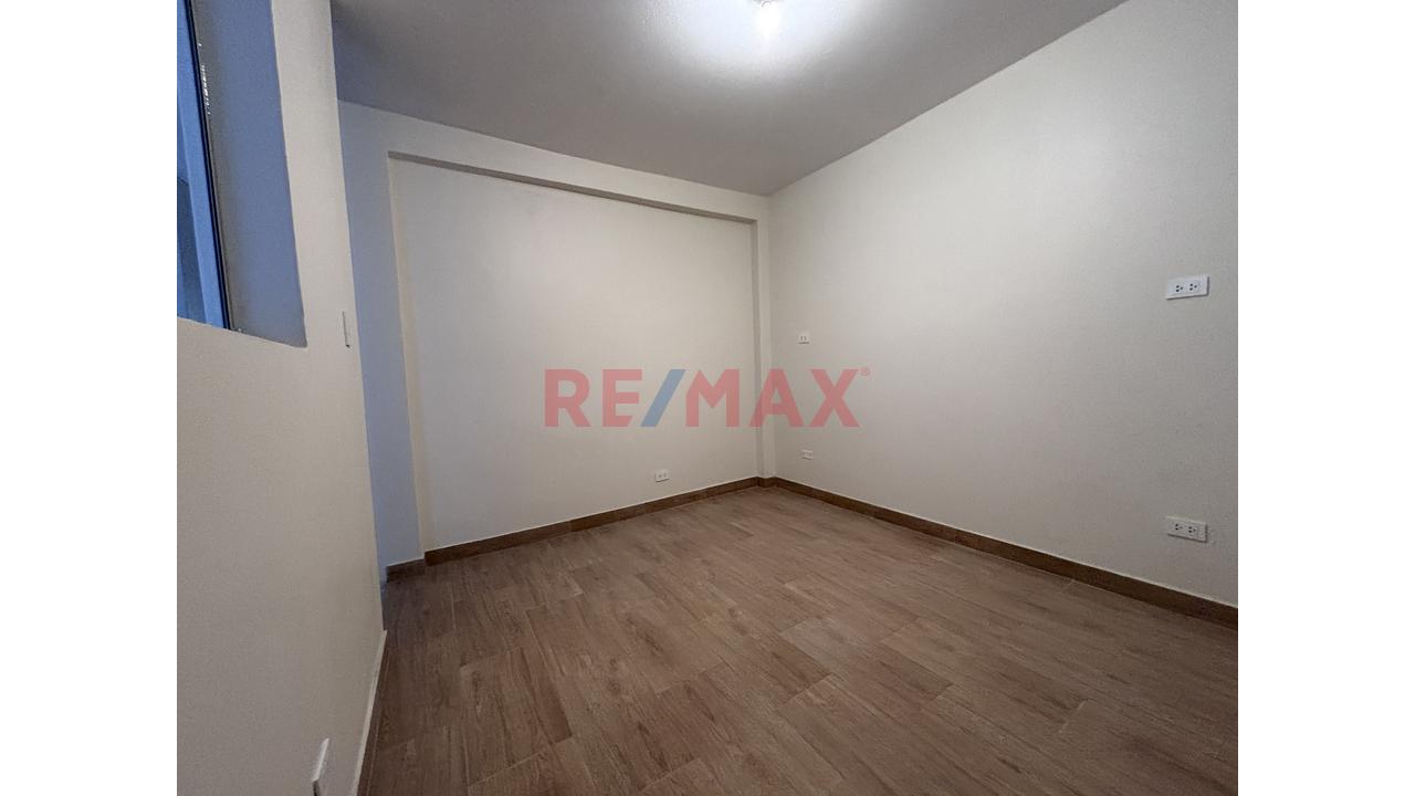 En Venta Casa De 2 Pisos Con Estructura Para 3 + Azotea – Ubicación Estratégica, Ambientes Renovados – Gran Potencial Familiar O Comercial. — foto 8