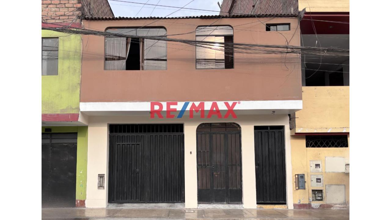 En Venta Casa De 2 Pisos Con Estructura Para 3 + Azotea – Ubicación Estratégica, Ambientes Renovados – Gran Potencial Familiar O Comercial.