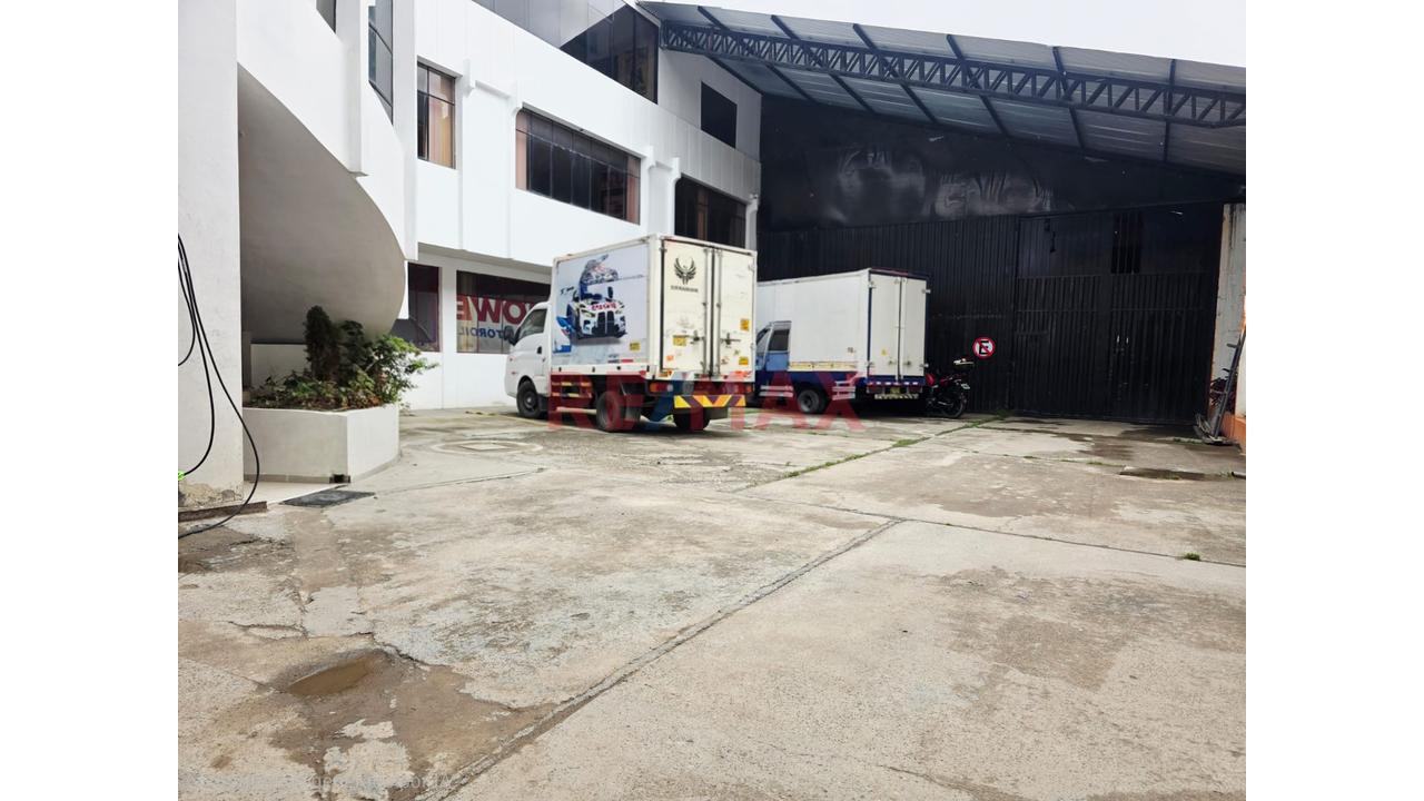 Vendo Amplio Local Industrial - En El Parque Industrial - 18