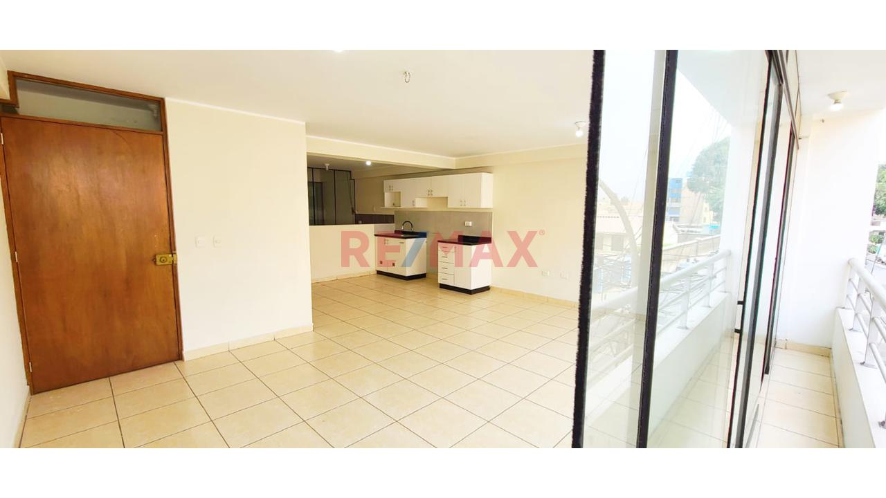 Alquiler De Amplio Departamento Con Balcon En Los Olivos De 120M² — foto 3