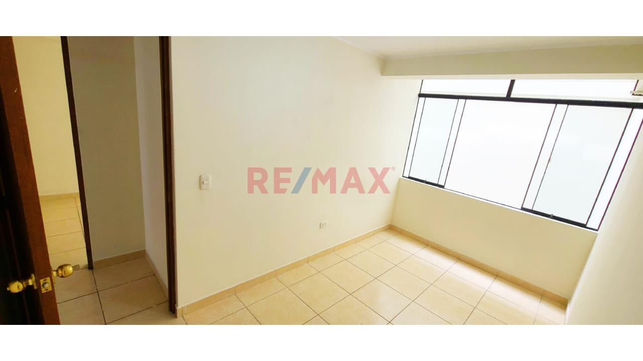Alquiler De Amplio Departamento Con Balcon En Los Olivos De 120M² — foto 14
