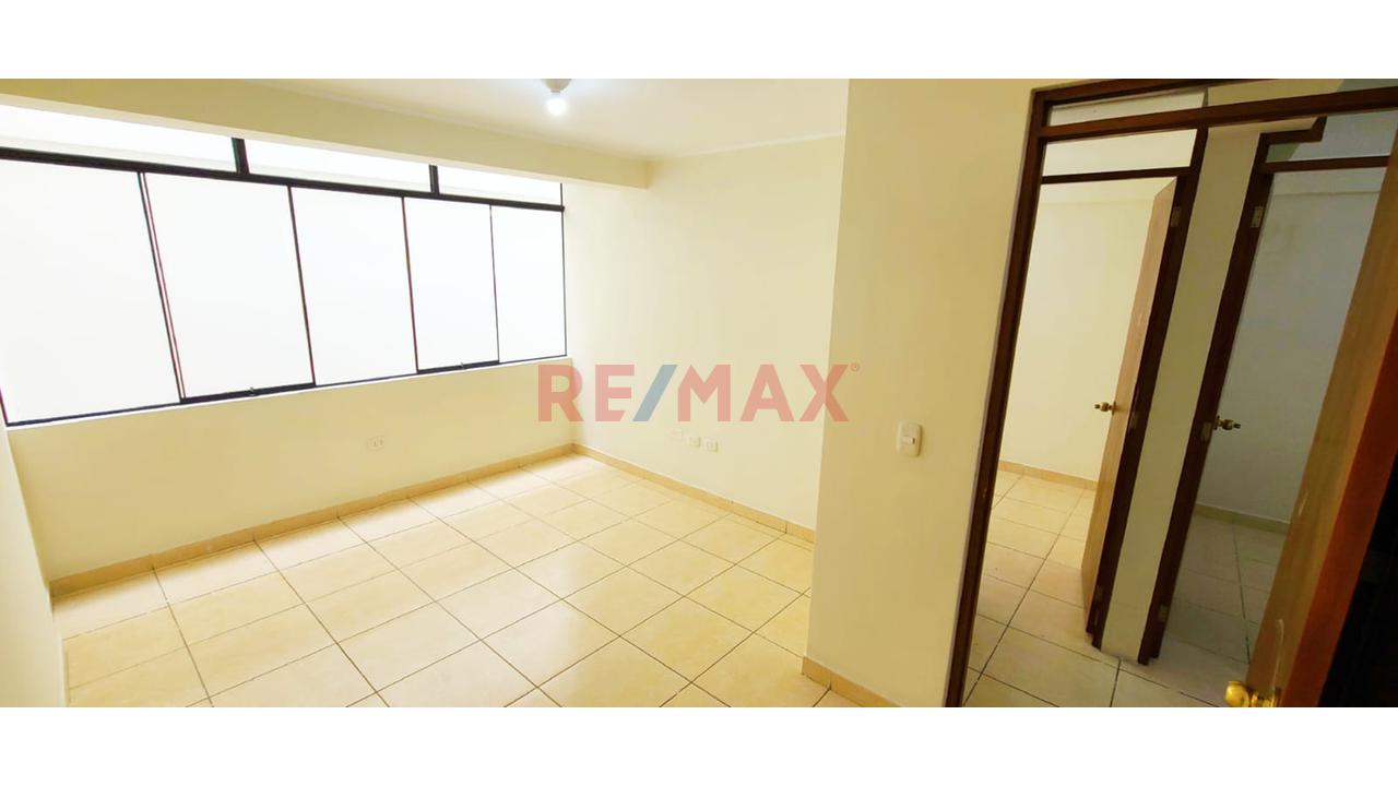 Alquiler De Amplio Departamento Con Balcon En Los Olivos De 120M² — foto 15