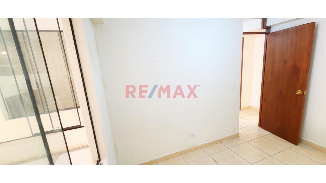 Alquiler De Amplio Departamento Con Balcon En Los Olivos De 120M² — foto 8
