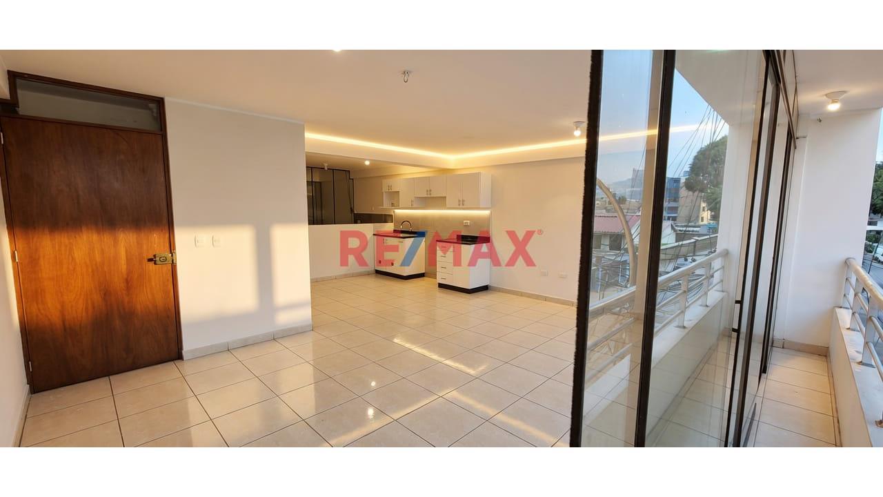 Alquiler De Amplio Departamento Con Balcon En Los Olivos De 120M²