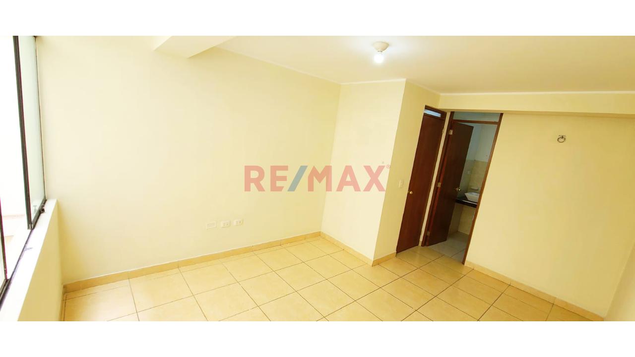 Alquiler De Amplio Departamento Con Balcon En Los Olivos De 120M² - 17