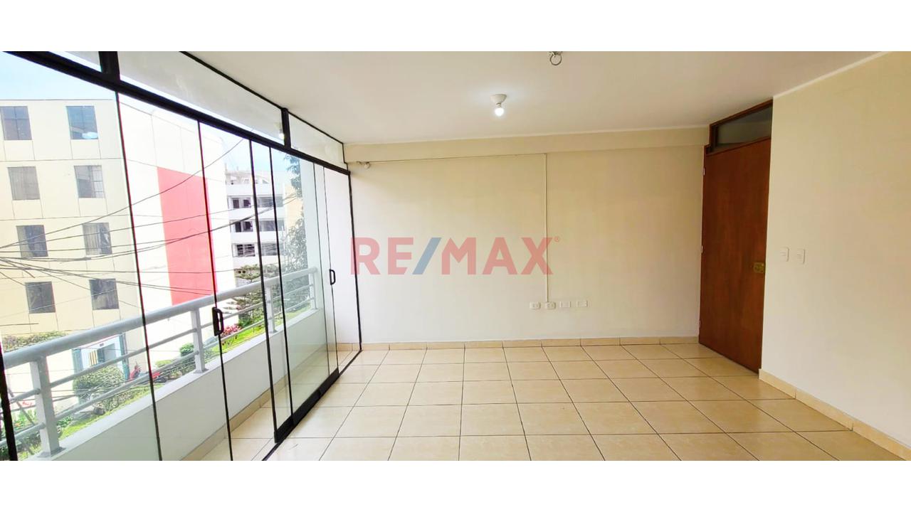 Alquiler De Amplio Departamento Con Balcon En Los Olivos De 120M² — foto 2