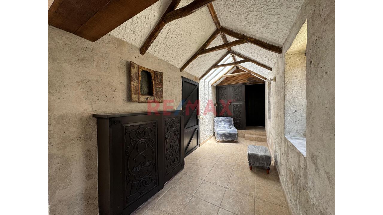 Vendo Hermosa Casa De Estilo Tradicional En La Av. Arancota - Entrada De Tiabaya - 18
