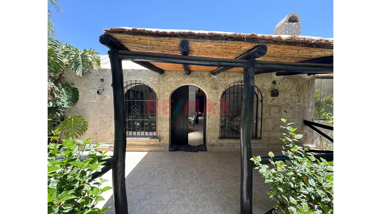 Vendo Hermosa Casa De Estilo Tradicional En La Av. Arancota - Entrada De Tiabaya - 13