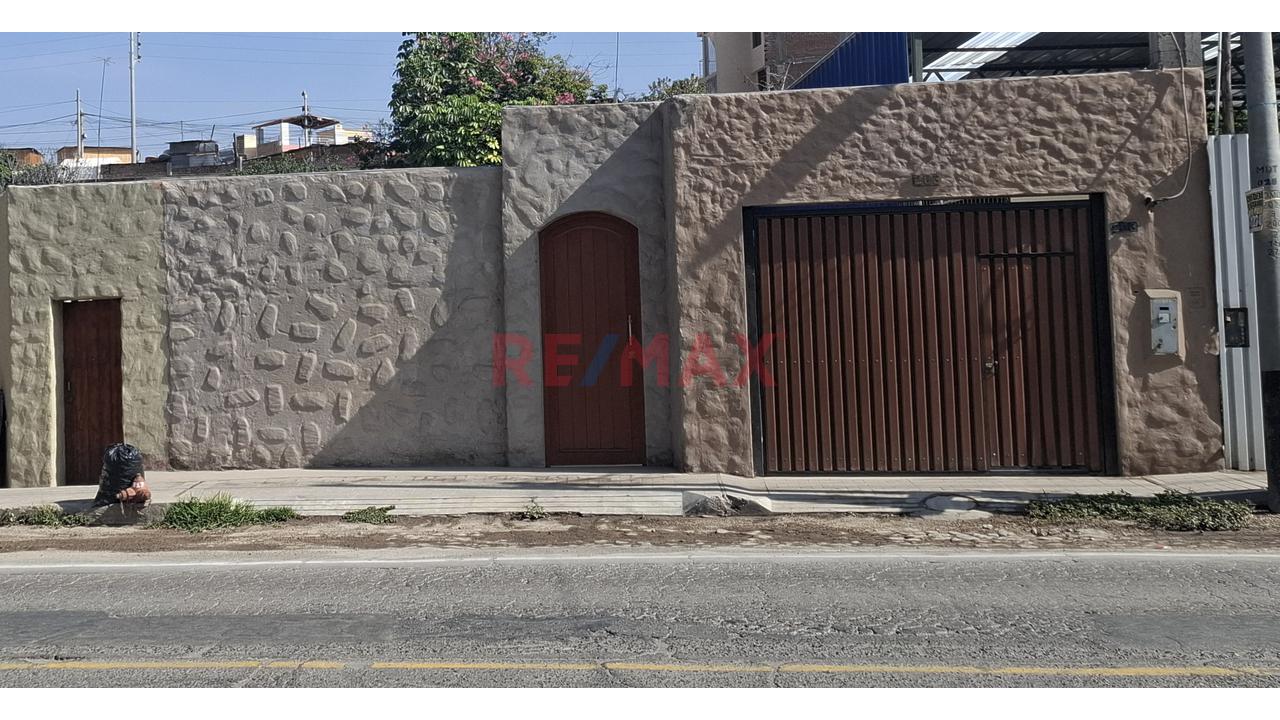 Vendo Hermosa Casa De Estilo Tradicional En La Av. Arancota - Entrada De Tiabaya - 10