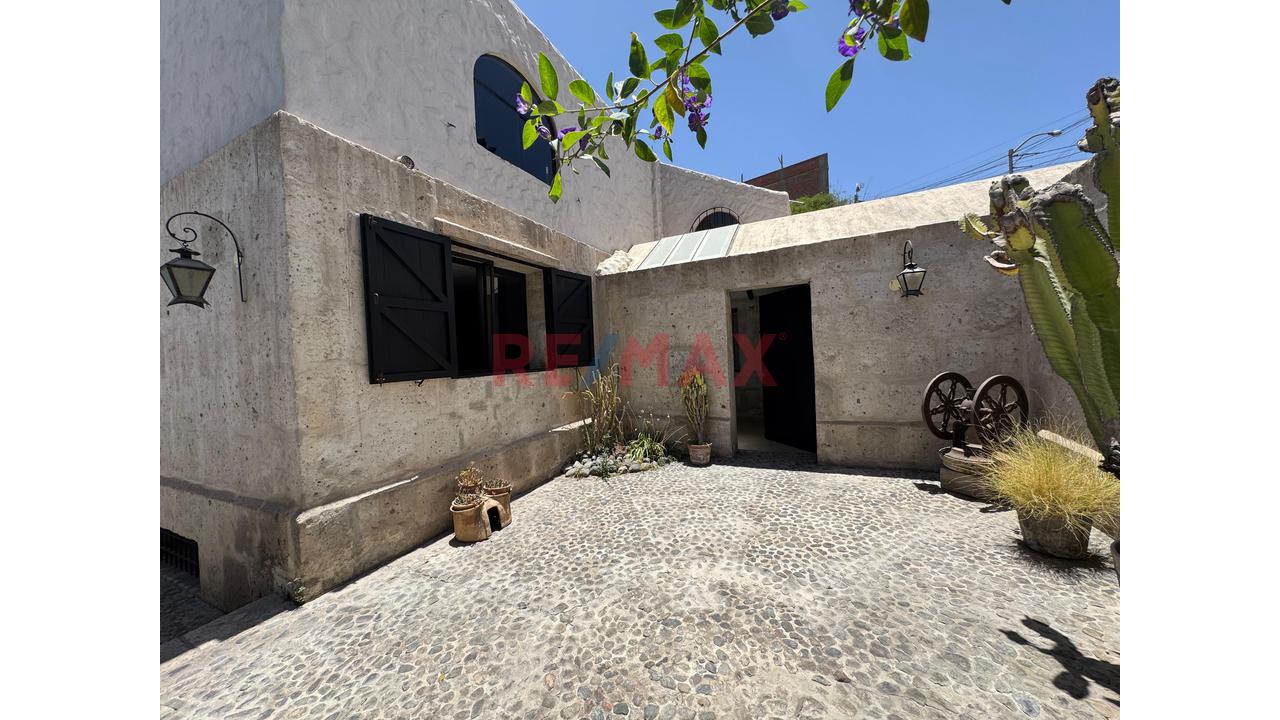 Vendo Hermosa Casa De Estilo Tradicional En La Av. Arancota - Entrada De Tiabaya - 5
