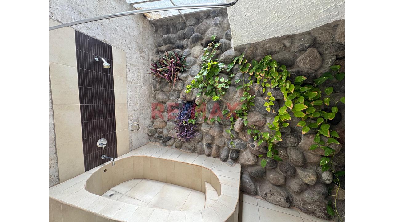 Vendo Hermosa Casa De Estilo Tradicional En La Av. Arancota - Entrada De Tiabaya - 12
