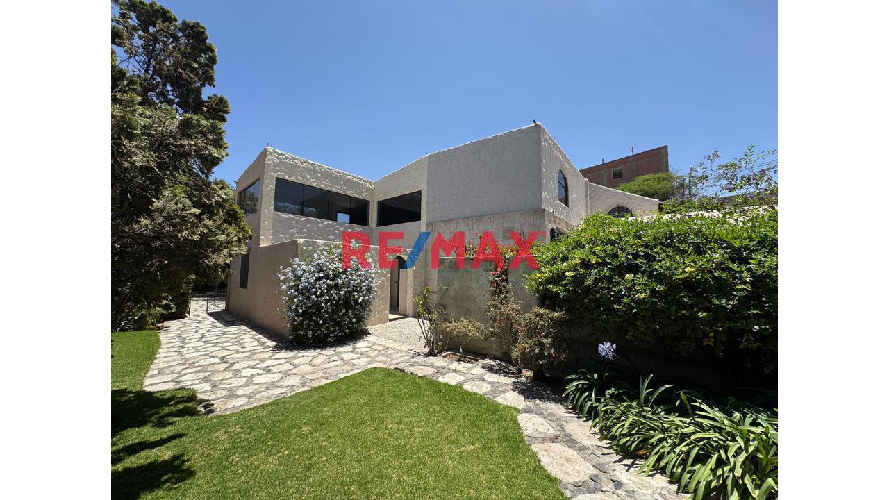 Vendo Hermosa Casa De Estilo Tradicional En La Av. Arancota - Entrada De Tiabaya - 1