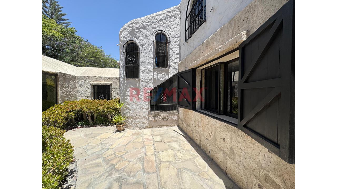 Vendo Hermosa Casa De Estilo Tradicional En La Av. Arancota - Entrada De Tiabaya - 20