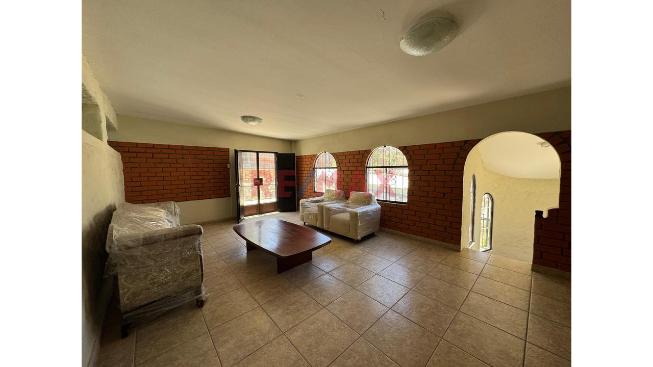 Vendo Hermosa Casa De Estilo Tradicional En La Av. Arancota - Entrada De Tiabaya - 9