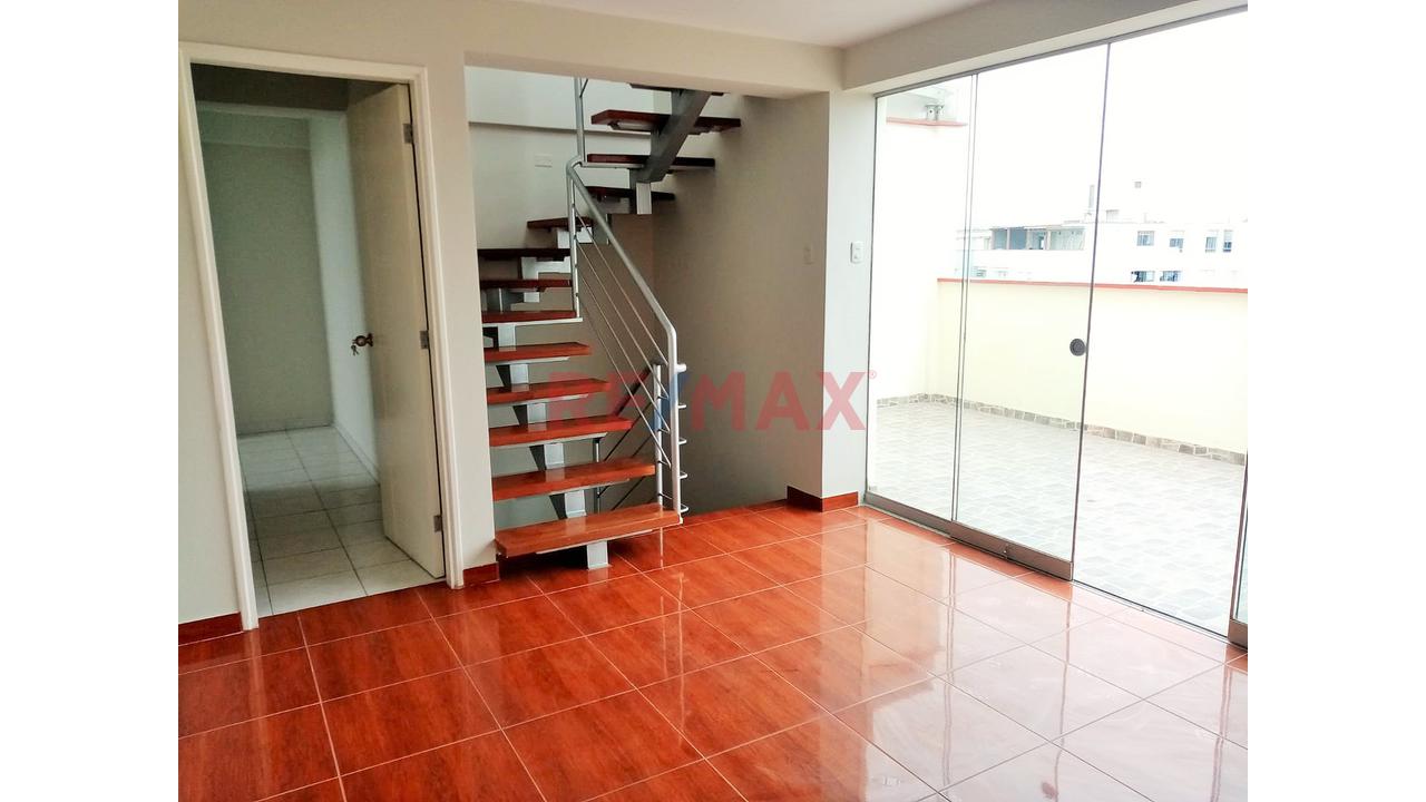 Vendo Triplex 185 M2. Con Cochera En Surquillo (Limite Con Surco Y Miraflores) - 8