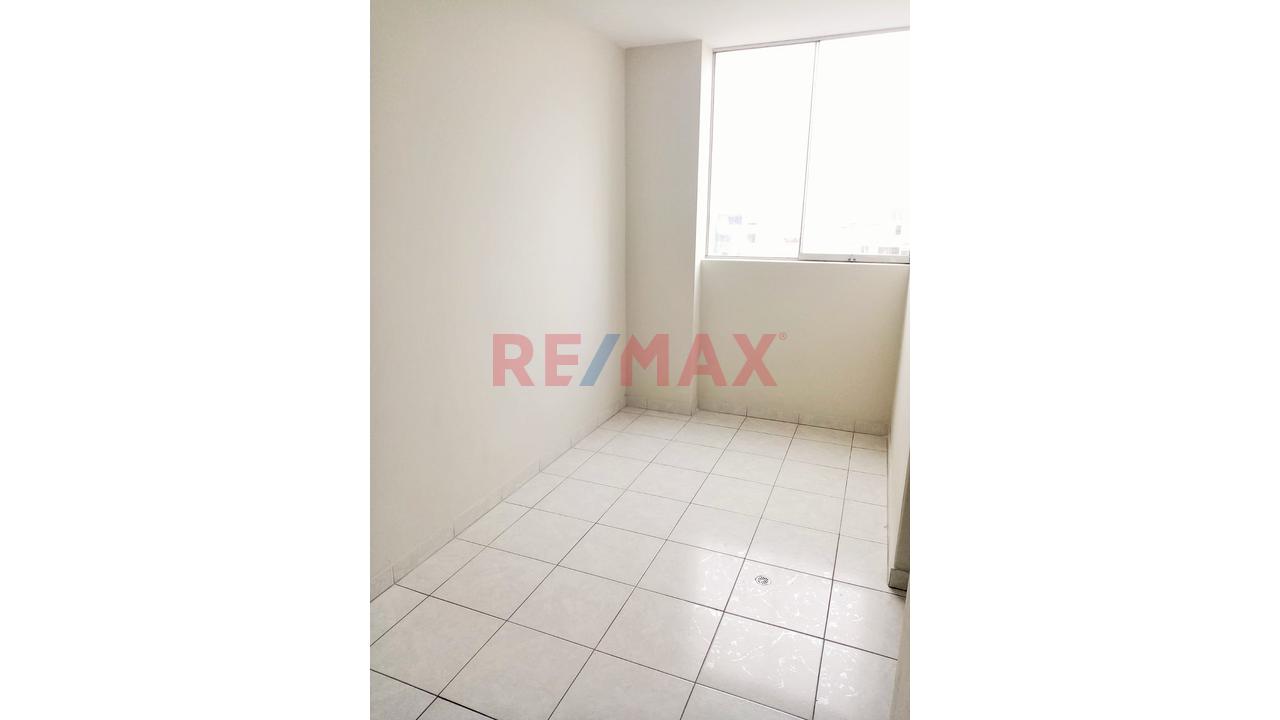 Vendo Triplex 185 M2. Con Cochera En Surquillo (Limite Con Surco Y Miraflores) - 5