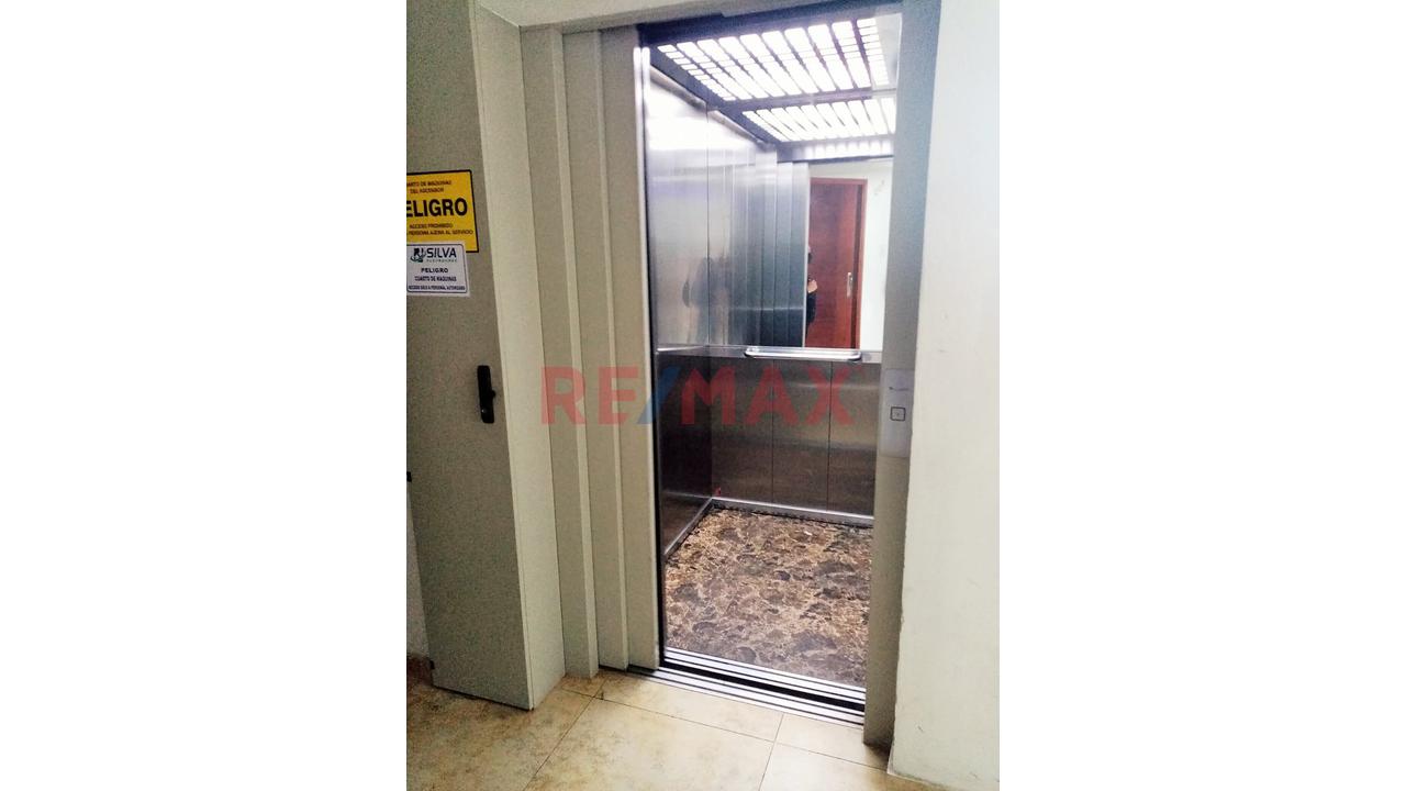 Vendo Triplex 185 M2. Con Cochera En Surquillo (Limite Con Surco Y Miraflores) - 2
