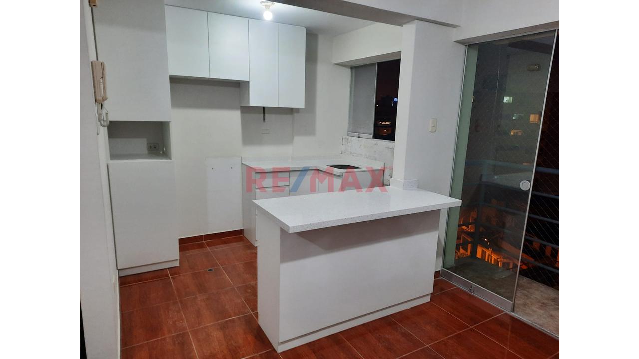 Vendo Triplex 185 M2. Con Cochera En Surquillo (Limite Con Surco Y Miraflores) - 16